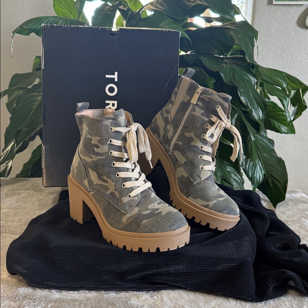 Torrid Camo Green Canvas Lug Sole Boots Size 8 WW